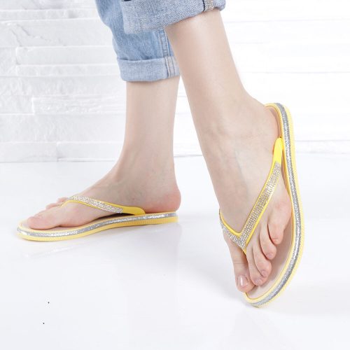 Strasszkövekkel díszített, gumipántos sárga női lábujjas papucs 